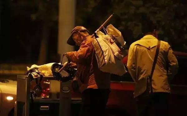 含著淚看完的！一位拾荒老人，溫暖了整個人間